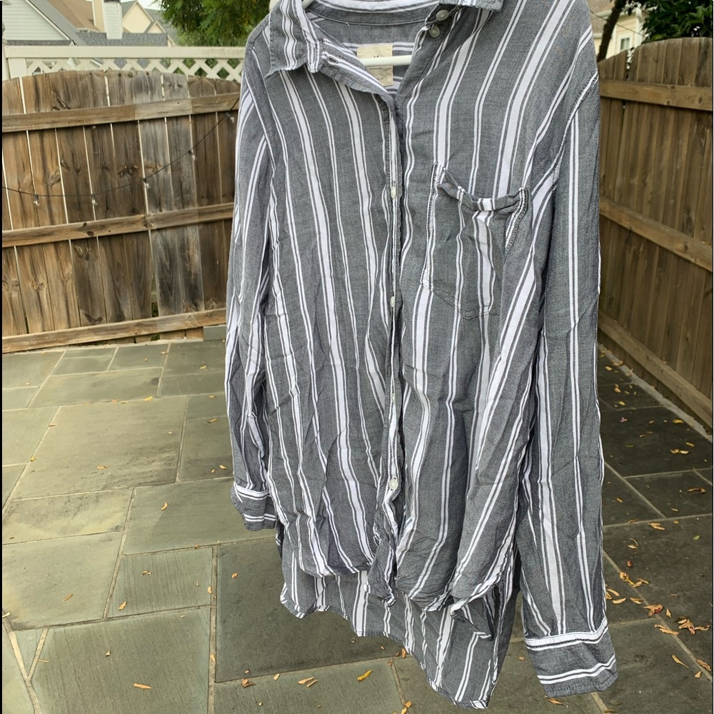 A gray and white striped longsleeve top￼